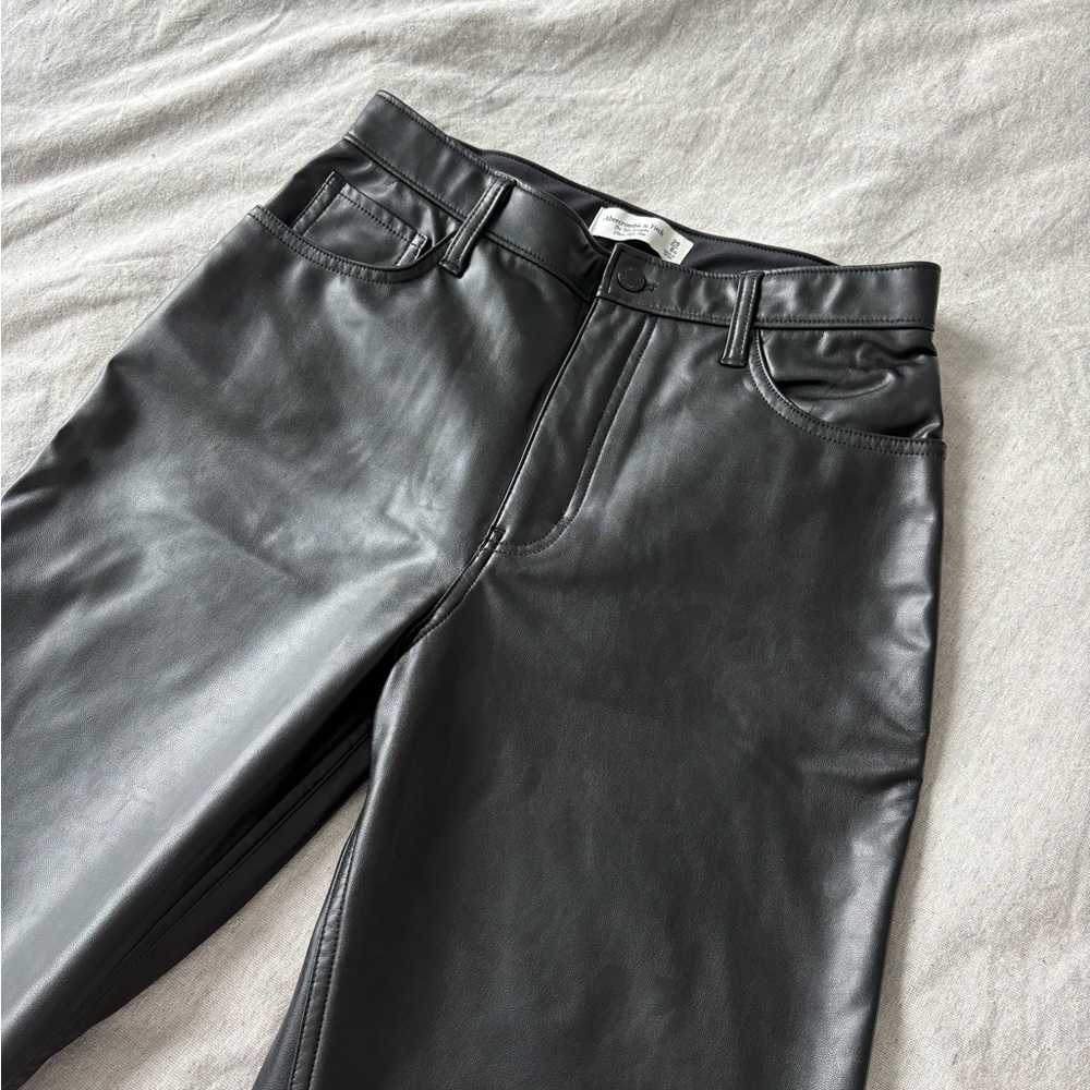 Abercrombie & Fitch 90’s Straight - Curve Love Black Faux Leather Pants
